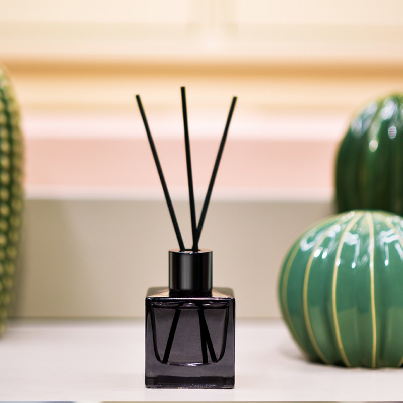 Small black bottle indoor flameless reed diffuser